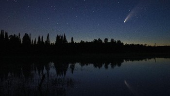 Disebutkan bahwa waktu yang tepat dalam melihat bagaimana Komet Neowise tersebut menghiasi langit di Indonesia pada tanggal 20 Juli sampai 4 Agustus. Adapun, lokasi yang terbaik bisa disaksikan di Jakarta, Bandung, Tanjungsari, Pameungpeuk, Watukosek, Pontianak, Kototabang, Tomohon, Pare-Pare, Tilong, dan Biak. Alex Kormann/Star Tribune via AP