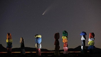 Sedangkan, pada 3 Juli lalu pada pukul 16.20.06 Universal Time atau 23.20.06 WIB, Neowise ada di titik terdekat dengan Matahari dengan jarak 44,1 juta kilometer. Sedangkan, dengan Bumi berjarak sekitar 172,64 juta kilometer. AP Photo/John Locher