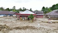 Ketebalan lumpur yang menutupi permukiman warga bisa mencapai 3 meter, dimana wilayah paling parah terdampak berada di bantaran Sungai Masamba dan Sungai Radda (dok. Istimewa).