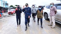 Gubernur Sulsel Nurdin Abdullah pada Kamis (16/7) lalu mengunjungi Kota Masamba yang masih tertutup lumpur (dok. Istimewa).