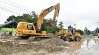 Pemkab Luwu Utara membutuhkan banyak alat berat, khususnya yang berjenis PC 100 untuk mengangkut lumpur dan meterial yang terbawa bajir (dok. Istimewa).