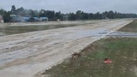 Fasilitas umum ikut tertutup lumpur, termasuk Bandar Udara Andi Djemma di Kota Masamba. Tampak run way bandara masih tertutup lumpur (dok. Istimewa).