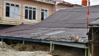 Di wilayah bantaran sungai, lumpur menutupi hingga atap rumah warga (dok. Istimewa).