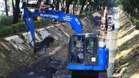 Dua ekskavator dikerahkan untuk mengeruk lumpur yang mengendap di dasar sungai.