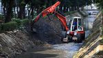 Antisipasi Banjir, Lumpur Anak Sungai Ciliwung Dikeruk