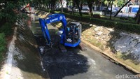 Pengerukan dilakukan untuk mengantisipasi pendangkalan sungai.