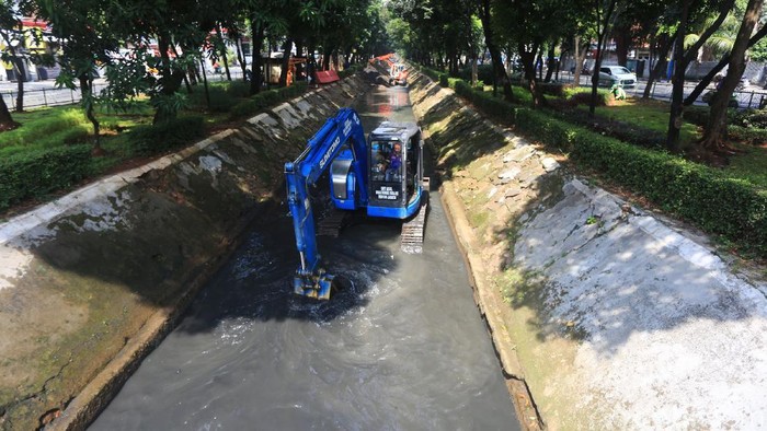 Lumpur Anak Sungai Ciliwung Dikeruk Pekerja melakulan pengerukan saluran air anak sungai ciliwung di Jalan Minangkabau, Manggarai, Jakarta, Jumat (17/7/2020).