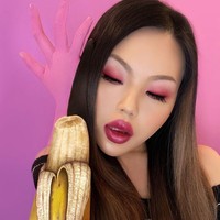 Dilansir Vice, Mimi mendapatkan inspirasi riasannya dari gambar-gambar aneh yang dilihatnya ketika mengalami sleep paralysis. Aku pernah melihat ratusan laba-laba masuk dan keluar mencoba untuk mencekikku, orang-orang tanpa wajah, orang dipotong, satu orang terbagi jadi 10 lalu jadi satu lagi, hal-hal seperti itu, Foto: Instagram @mimles