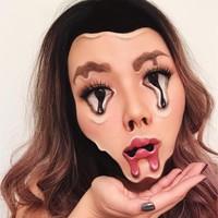 Mimi Choi telah lama dikenal sebagai makeup artist yang andal membuat ilusi. Hanya dengan riasan, wanita yang tinggal di Kanada ini bisa mengubah wajah dan tubuhnya menjadi berbagai hal, mulai dari pisang hingga tengkorak. Belakangan ia kembali jadi perbincangan karena membuat ilusi badan terpotong. Foto: Instagram @mimles