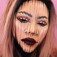Setelah sebulan kursus makeup, Mimi Choi mempraktekkan kemampuannya dengan membuat makeup Halloween. Ketika mencoba mengikuti makeup ilusi wajah terbelah ternyata ia bisa melakukannya lebih baik. Hal itu memotivasi Mimi untuk mengeksplor gaya makeup distopia tersebut. Foto: Instagram @mimles
