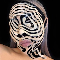 Wanita yang pernah membuat tujuh mata di wajah Ezra Miller untuk acara Met Gala itu  pun mengeksplorasi makeup ilusi di wajahnya sendiri dan mengunggah hasilnya ke Instagram. Tak lama kemudian, Instagram Mimi Choi dibanjiri pengikut. Foto: Instagram @mimles