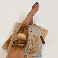 Mimi mengaku mengalami sleep paralysis dan halusinasi sejak usia empat tahun hingga sekarang. Ia pun sering merasa ketakutan sampai akhirnya belajar makeup dan melukis yang tampaknya menjadi terapi ampuh bagi Mimi. Foto: Instagram @mimles