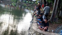 Tak sedikit warga mendatangi Danau Cipondoh yang berada di kawasan Tangerang untuk memancing ikan. Namun, tampak pula di antara mereka yang tak mengenakan masker saat memancing di kawasan tersebut.