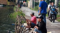 Oleh karena itu, pentingnya kesadaran masyarakat untuk menjaga kesehatan diri sendiri dan orang sekitar dengan menerapkan sejumlah protokol kesehatan seperti memakai masker maupun face shield dan jaga jarak menjadi sejumlah hal yang dapat membantu mengatasi penyebaran COVID-19.