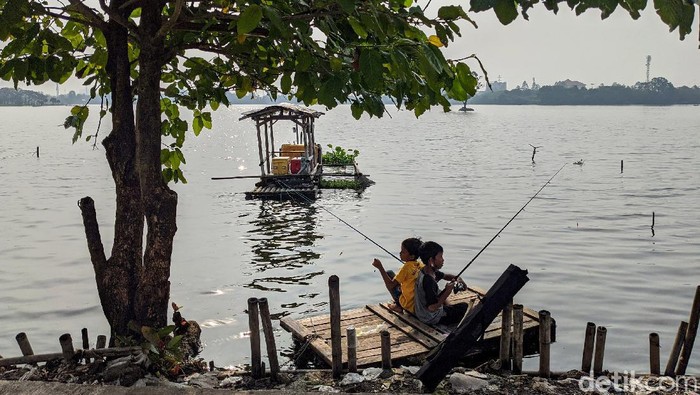 Mancing Santai, Masker Jangan Abai Sejumlah warga mendatangi Danau Cipondoh untuk memancing ikan. Namun, tak sedikit di antara mereka yang tak kenakan masker saat beraktivitas di luar rumah.