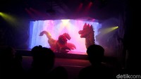 Jakarta Aquarium merupakan aquarium indoor terbesar di Indonesia. Tidak hanya menampilkan beragam biota laut saja, namun atraksi seperti putri duyung pun ditampilkan untuk menarik pengunjung.  