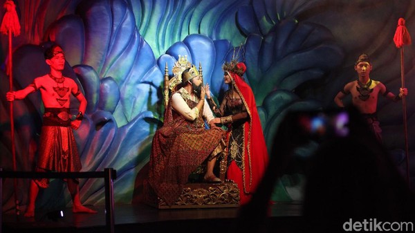 Seperti salah satu atraksi yang ditampirkan di Jakarta Aquarium, Neo Soho, Jakarta Barat ini. Ada pentas putri duyung yang menari bersama ikan-ikan di dalam aquarium. Seperti salah satu atraksi yang ditampirkan di Jakarta Aquarium, Neo Soho, Jakarta Barat ini. Ada pentas putri duyung yang menari bersama ikan-ikan di dalam aquarium.