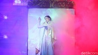 Para putri duyung beratraksi dalam bentuk pentas teater.  
