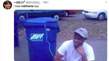 Termenung karena layanan internet tak bisa dipakai. Foto: istimewa