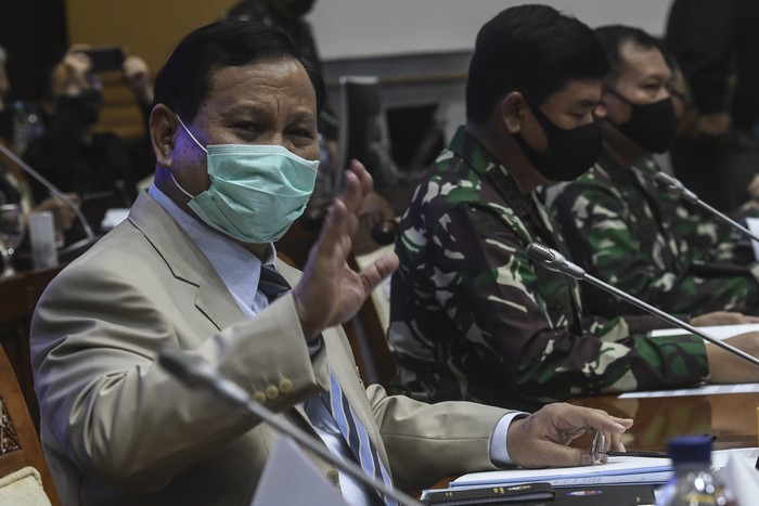 Menteri Pertahanan (Menhan) Prabowo Subianto (tengah) bersiap mengikuti rapat kerja bersama Panglima TNI Marsekal TNI Hadi Tjahjanto dan Komisi I DPR di kompleks Parlemen, Jakarta, Kamis (18/6/2020). Rapat kerja tersebut membahas kesiapan Kemhan dan TNI menghadapi bentuk ancaman keamanan baru di Indonesia, perkembangan Prolegnas dan penyusunan peraturan pelaksana undang-undang negara di bidang pertahanan dan kesiapan TNI dalam pelibatan pengimplementasian tatanan kehidupan baru (new normal).  ANTARA FOTO/Muhammad Adimaja/aww.