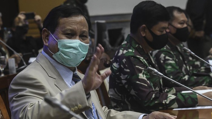 Menteri Pertahanan (Menhan) Prabowo Subianto (tengah) bersiap mengikuti rapat kerja bersama Panglima TNI Marsekal TNI Hadi Tjahjanto dan Komisi I DPR di kompleks Parlemen, Jakarta, Kamis (18/6/2020). Rapat kerja tersebut membahas kesiapan Kemhan dan TNI menghadapi bentuk ancaman keamanan baru di Indonesia, perkembangan Prolegnas dan penyusunan peraturan pelaksana undang-undang negara di bidang pertahanan dan kesiapan TNI dalam pelibatan pengimplementasian tatanan kehidupan baru (new normal).  ANTARA FOTO/Muhammad Adimaja/aww.