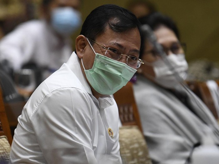 Menteri Kesehatan Terawan Agus Putranto (kanan) berbincang dengan anggota DPR Dewi Asmara saat akan mengikuti rapat kerja dengan Komisi IX DPR di kompleks Parlemen, Jakarta, Kamis (11/6/2020). Rapat yang juga diikuti Menteri Koordinator Bidang Pembangunan Manusia dan Kebudayaan (Menko PMK) Muhadjir Effendy itu membahas penanggulangan defisit dana jaminan sosial BPJS Kesehatan dan perbaikan tata kelola sistem layanan kesehatan. ANTARA FOTO/Aditya Pradana Putra/aww.