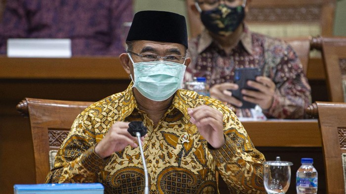 Menteri Koordinator Bidang Pembangunan Manusia dan Kebudayaan (Menko PMK) Muhadjir Effendy mengikuti rapat kerja dengan Komisi IX DPR di kompleks Parlemen, Jakarta, Kamis (11/6/2020). Rapat yang juga diikuti Menteri Kesehatan Terawan Agus Putranto membahas penanggulangan defisit dana jaminan sosial BPJS Kesehatan dan perbaikan tata kelola sistem layanan kesehatan. ANTARA FOTO/Aditya Pradana Putra/aww.