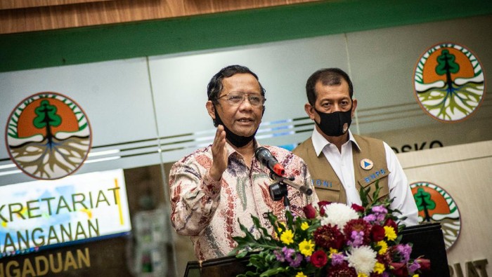 Menteri Koordinator bidang Politik, Hukum dan Keamanan Mahfud MD memberikan arahan saat Rapat Koordinasi Kesiapan Pelaksanaan Pilkada Serentak Tahun 2020 di Surabaya, Jawa Timur, Jumat (26/6/2020). Rapat yang dihadiri perwakilan dari KPU Provinsi Jawa Timur, Bawaslu Jawa Timur dan sejumlah kepala daerah kabupaten/kota tersebut membahas isu strategis dalam rangka memantapkan pelaksanaan Pilkada serentak tahun 2020 dengan penerapan secara ketat protokol kesehatan untuk mencegah penyebaran COVID-19. ANTARA FOTO/Moch Asim/pras.