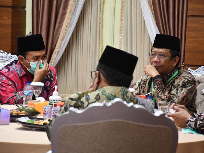 Menteri Koordinator bidang Politik, Hukum dan Keamanan Mahfud MD memberikan arahan saat Rapat Koordinasi Kesiapan Pelaksanaan Pilkada Serentak Tahun 2020 di Surabaya, Jawa Timur, Jumat (26/6/2020). Rapat yang dihadiri perwakilan dari KPU Provinsi Jawa Timur, Bawaslu Jawa Timur dan sejumlah kepala daerah kabupaten/kota tersebut membahas isu strategis dalam rangka memantapkan pelaksanaan Pilkada serentak tahun 2020 dengan penerapan secara ketat protokol kesehatan untuk mencegah penyebaran COVID-19. ANTARA FOTO/Moch Asim/pras.