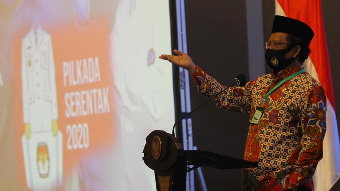 Menteri Koordinator bidang Politik, Hukum dan Keamanan Mahfud MD memberikan arahan saat Rapat Koordinasi Kesiapan Pelaksanaan Pilkada Serentak Tahun 2020 di Surabaya, Jawa Timur, Jumat (26/6/2020). Rapat yang dihadiri perwakilan dari KPU Provinsi Jawa Timur, Bawaslu Jawa Timur dan sejumlah kepala daerah kabupaten/kota tersebut membahas isu strategis dalam rangka memantapkan pelaksanaan Pilkada serentak tahun 2020 dengan penerapan secara ketat protokol kesehatan untuk mencegah penyebaran COVID-19. ANTARA FOTO/Moch Asim/pras.