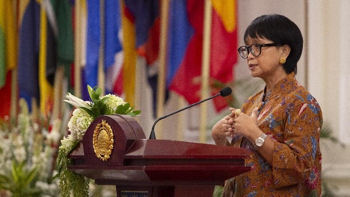 Menteri Luar Negeri Retno Marsudi menyampaikan sambutan sebelum menandatangani Nota Kesepahaman Kerja Sama Diplomasi Ekonomi untuk mendukung BUMN Go Global di Gedung Pancasila, Kementerian Luar Negeri, Jakarta, Jumat (17/7/2020). Kerja sama ini bertujuan memperkuat diplomasi ekonomi dalam mewujudkan visi BUMN Go Global yang diharapkan dapat meningkatkan nilai investasi BUMN di luar negeri dan mendorong performa ekspor Indonesia. ANTARA FOTO/Dhemas Reviyanto/pras.