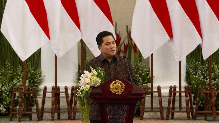 Menteri BUMN Erick Thohir Menteri Badan Usaha Milik Negara (BUMN) Erick Thohir menyampaikan sambutan sebelum menandatangani Nota Kesepahaman Kerja Sama Diplomasi Ekonomi untuk mendukung BUMN Go Global di Gedung Pancasila, Kementerian Luar Negeri, Jakarta, Jumat (17/7/2020). Kerja sama ini bertujuan memperkuat diplomasi ekonomi dalam mewujudkan visi BUMN Go Global yang diharapkan dapat meningkatkan nilai investasi BUMN di luar negeri dan mendorong performa ekspor Indonesia. ANTARA FOTO/Dhemas Reviyanto/pras.