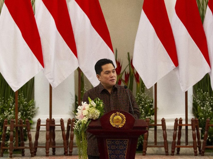 Menteri Badan Usaha Milik Negara (BUMN) Erick Thohir menyampaikan sambutan sebelum menandatangani Nota Kesepahaman Kerja Sama Diplomasi Ekonomi untuk mendukung BUMN Go Global di Gedung Pancasila, Kementerian Luar Negeri, Jakarta, Jumat (17/7/2020). Kerja sama ini bertujuan memperkuat diplomasi ekonomi dalam mewujudkan visi BUMN Go Global yang diharapkan dapat meningkatkan nilai investasi BUMN di luar negeri dan mendorong performa ekspor Indonesia. ANTARA FOTO/Dhemas Reviyanto/pras.