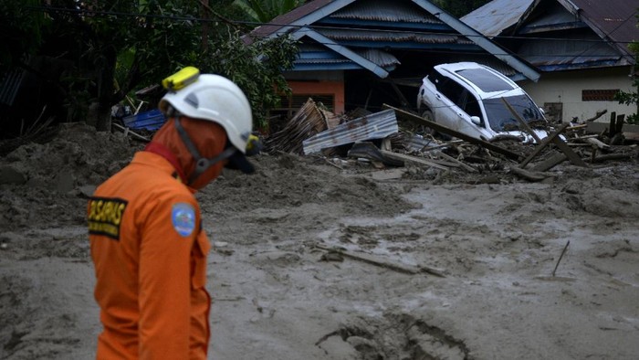 Kondisi rumah dan mobil yang tertimbun lumpur akibat terjangan banjir bandang di Kecamatan Masammba, Kabupaten Luwu Utara, Sulawesi Selatan, Rabu (15/7/2020). Banjir bandang yang terjadi akibat tingginya curah hujan tersebut mengakibatkan 16 orang meninggal dunia dan puluhan warga dilaporkan masih dalam pencarian, sementara ratusan rumah rusak berat dan hilang.ANTARA FOTO/Abriawan Abhe/aww.
