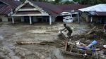 Ngenes! Mobil-mobil Ini Terseret Banjir Bandang di Luwu Utara