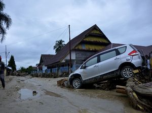 Ngenes! Mobil-mobil Ini Terseret Banjir Bandang di Luwu Utara