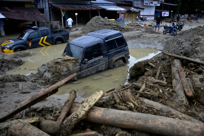 Kondisi rumah dan mobil yang tertimbun lumpur akibat terjangan banjir bandang di Kecamatan Masammba, Kabupaten Luwu Utara, Sulawesi Selatan, Rabu (15/7/2020). Banjir bandang yang terjadi akibat tingginya curah hujan tersebut mengakibatkan 16 orang meninggal dunia dan puluhan warga dilaporkan masih dalam pencarian, sementara ratusan rumah rusak berat dan hilang.ANTARA FOTO/Abriawan Abhe/aww.