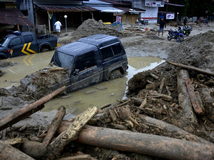 Kondisi rumah dan mobil yang tertimbun lumpur akibat terjangan banjir bandang di Kecamatan Masammba, Kabupaten Luwu Utara, Sulawesi Selatan, Rabu (15/7/2020). Banjir bandang yang terjadi akibat tingginya curah hujan tersebut mengakibatkan 16 orang meninggal dunia dan puluhan warga dilaporkan masih dalam pencarian, sementara ratusan rumah rusak berat dan hilang.ANTARA FOTO/Abriawan Abhe/aww.