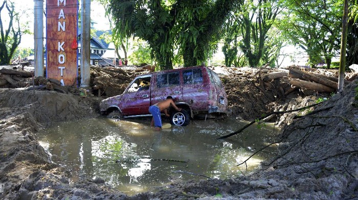 Kondisi rumah dan mobil yang tertimbun lumpur akibat terjangan banjir bandang di Kecamatan Masammba, Kabupaten Luwu Utara, Sulawesi Selatan, Rabu (15/7/2020). Banjir bandang yang terjadi akibat tingginya curah hujan tersebut mengakibatkan 16 orang meninggal dunia dan puluhan warga dilaporkan masih dalam pencarian, sementara ratusan rumah rusak berat dan hilang.ANTARA FOTO/Abriawan Abhe/aww.