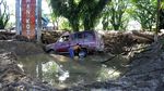 Ngenes! Mobil-mobil Ini Terseret Banjir Bandang di Luwu Utara