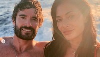 Nicole Scherzinger dan kekasihnya, Thom Evans, tengah berlibur di Portugal. Dok. Instagram/nicolescherzinger
