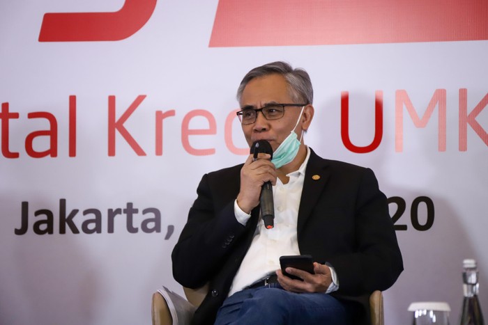 OJK DUKUNG PENGEMBANGAN UMKM DI MASA PANDEMI Ketua Dewan Komisioner OJK Wimboh Santoso (tengah) bersama Menteri Koperasi dan UMKM Teten Masduki (kanan) dan Menteri Pariwisata dan Ekonomi Kreatif Wishnutama Kusubandio menghadiri Peluncuran Digital Kredit UMKM yang diselenggarakan oleh HIMBARA dan eCommerce di Jakarta, Jumat (17/7/2020). OJK dalam kebijakannya sangat mendukung pengembangan UMKM termasuk dalam masa pandemi COVID-19 dengan memberikan keringanan kredit perbankan dan pembiayaan kepada UMKM yang terdampak. ANTARA FOTO/Humas OJK/pras.
