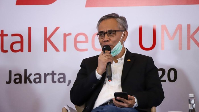 Ketua Dewan Komisioner OJK Wimboh Santoso (tengah) bersama Menteri Koperasi dan UMKM Teten Masduki (kanan) dan Menteri Pariwisata dan Ekonomi Kreatif Wishnutama Kusubandio menghadiri Peluncuran Digital Kredit UMKM yang diselenggarakan oleh HIMBARA dan eCommerce di Jakarta, Jumat (17/7/2020). OJK dalam kebijakannya sangat mendukung pengembangan UMKM termasuk dalam masa pandemi COVID-19 dengan memberikan keringanan kredit perbankan dan pembiayaan kepada UMKM yang terdampak. ANTARA FOTO/Humas OJK/pras.