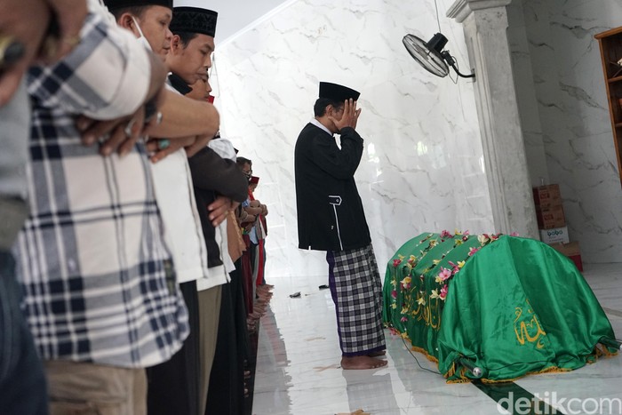 Omas Pemakaman Omas di TPU Cisalak.
