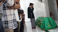 Omas dimakamkan pada Jumat (17/7) pagi di TPU Cisalak, Depok, Jawa Barat. Pool/Palevi S/detikFoto.