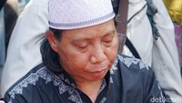 Mastur terlihat tegar melepas kepergian kakak tercintanya itu. Pool/Palevi S/detikFoto.