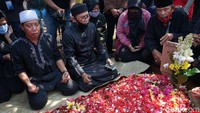 Nampak pula beberapa rekan artis dan pelawak yang hadir dalam acara pemakaman tersebut. Pool/Palevi S/detikFoto.