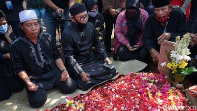 Omas Dimakamkan, Mastur Terlihat Tegar