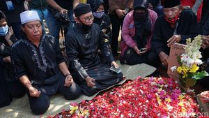 Omas Dimakamkan, Mastur Terlihat Tegar