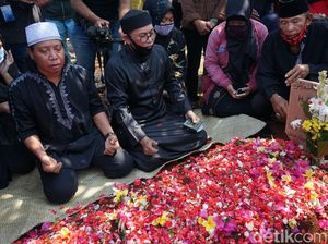 Omas Dimakamkan, Mastur Terlihat Tegar